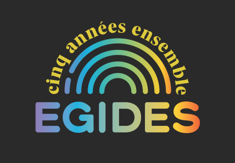 logo Égides avec un arc qui dit cinq années ensemble